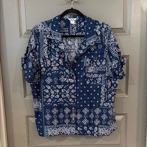 Duluth Trading Co Blue and White Button Down Shirt